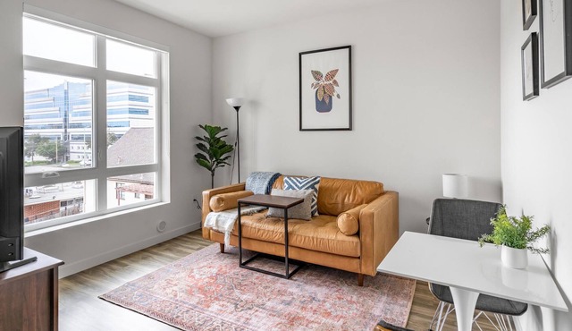 Oakland 1BR with Modern Furnishings Near BART