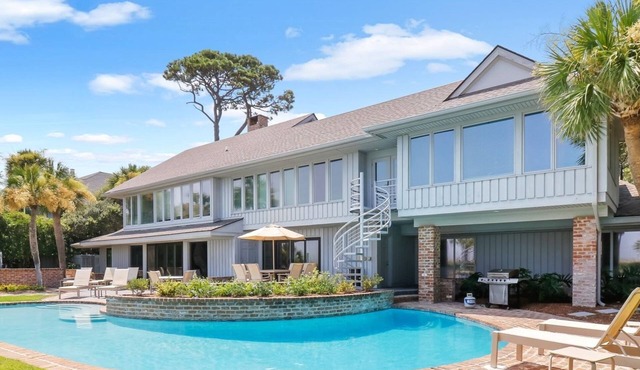 Oceanfront home with huge windows and a panoramic views in Hilton Head