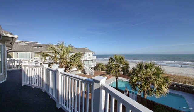 Oceanfront Townhome w/pool, a few steps from the beach! in Surfside Beach