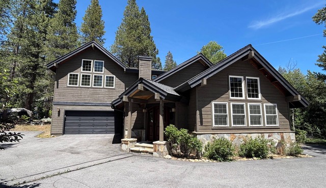 Olympic Luxe, Hot Tub, 3Bedroom and Loft plus 3Full Baths, Just Minutes From Palisades Tahoe