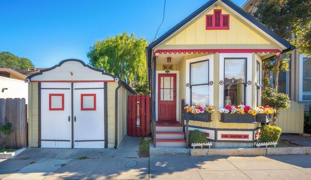 Pacific Grove Home Walk to Lovers Point Sleeps 4
