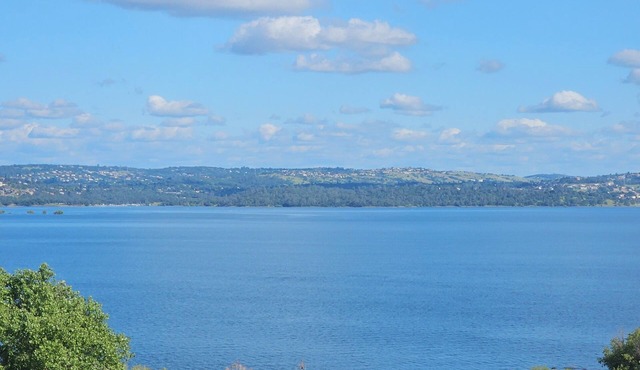 Panoramic folsom lake views. 2-bedroom house with AC in charming Granite Bay