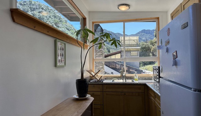 Panoramic Loft with Deck, Private Trails and Creek in Topanga