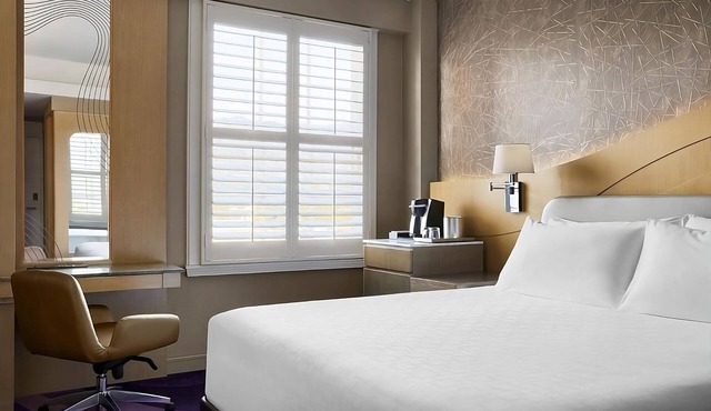 Pasadena Hotel & Pool, Premier Corner One King Bed Room, Parking
