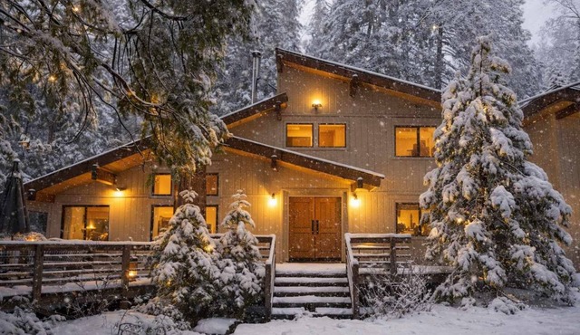 Peaceful Cabin Getaway, Relaxing By the Creek, Walking Distance to Town
