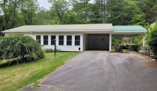 Peaceful creek side getaway nestled in the Blue Ridge Mountains in Independence