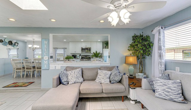 Peaceful Eureka Beach Cottage w/30-Foot Dock