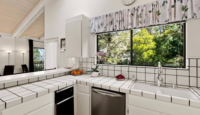 Peaceful Sanctuary in Pebble Beach - Great Ocean Views, Great Location! 4br/2ba