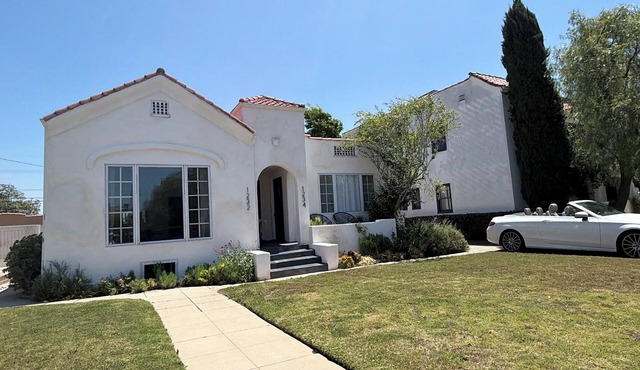 Perfect 2-bedroom townhome with AC in delightful Los Angeles
