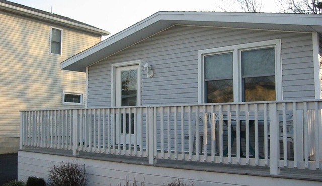 Pet friendly cozy cottage. Walk or Bike 1 mile to the beach!