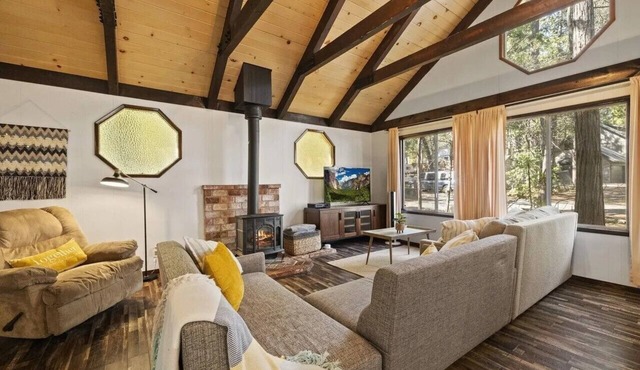 Pet friendly, Downtown Twain Harte, Lake Membership. King bed.