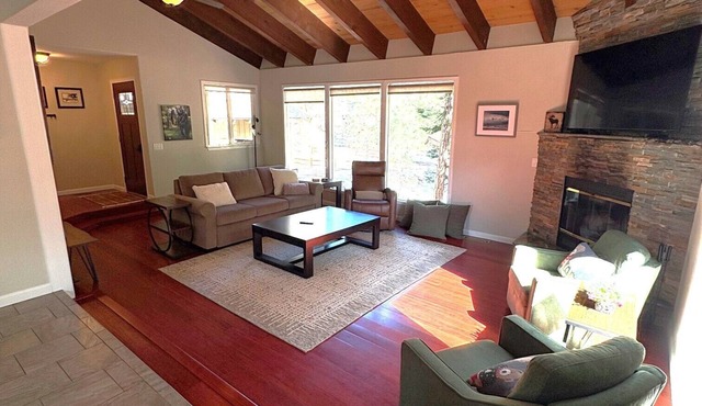 Pet friendly home near Heavenly with central air conditioning