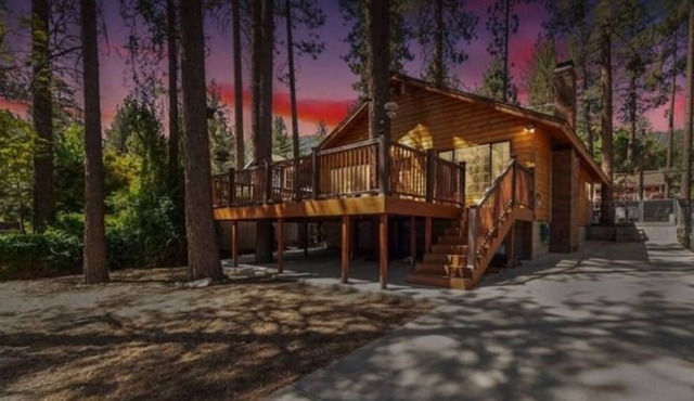 Pine tree cabin with an amazing front deck in Wrightwood