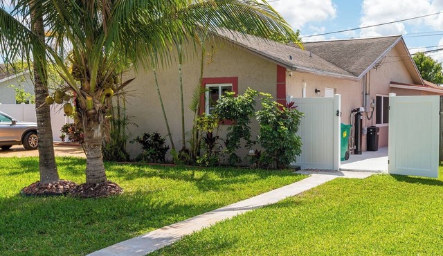 Pleasant studio with AC in friendly Lauderhill neighborhood in Lauderhill