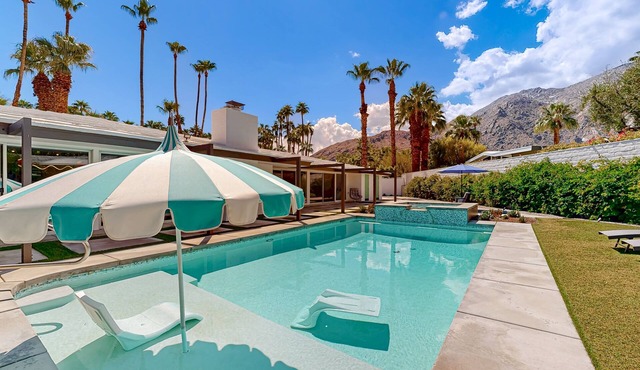 Poolside Paradise in the Desert – Your Perfect Palm Springs Escape Awaits.