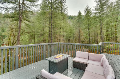 Private Cabin w/Forest Views & Grill in Lakehead!
