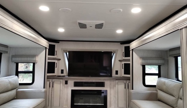 Private camper with full hook up walking distance to Martinsville Speedway in Ridgeway