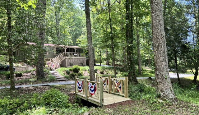 Private cottage on 3 acres with 2 creeks running through it. Close to LakeBurton in Clarkesville
