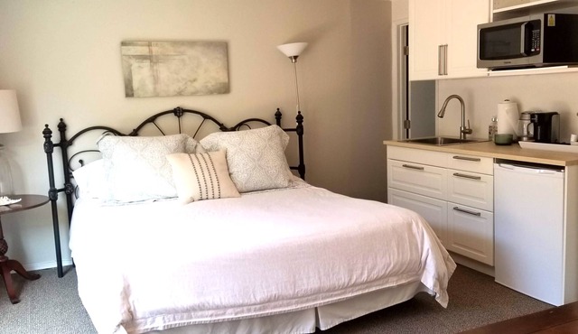 Private Entrance Studio on Serene Crest Canyon with Kitchenette and King Bed