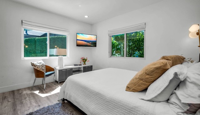 Private Guest House Near Universal Studios Gated Patio & Fast WiFi