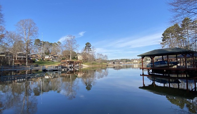 Private Lakefront Exec Home: Ollie's Hideaway: 4BR, 3.5 Ba in Hickory