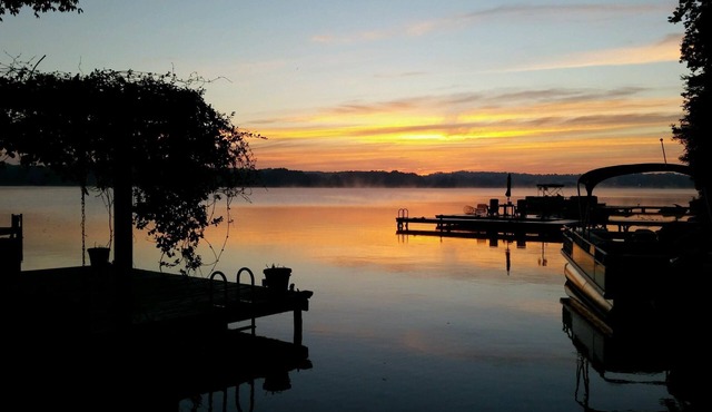 PRIVATE LAKEFRONT ON 2+ AC W/BIG WATER VIEW W/HOT TUB (Min 30 Day Rental Only) in Buckhead