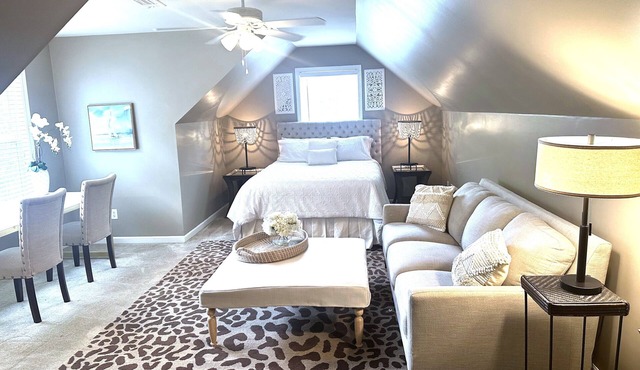Private Luxury Suite 2 Bed 1 Bath w/LR and Kitchenette! Remote Workspace in Bethlehem