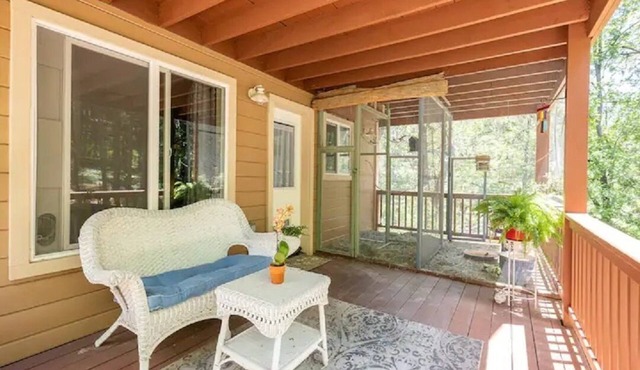 Private master bed/bath with separate entrance and porch.