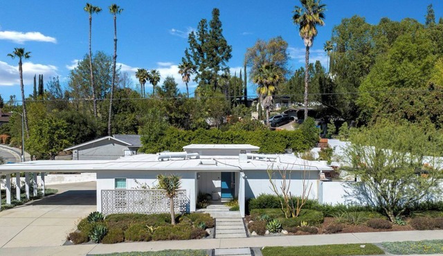 Private Mid-Century Oasis 3-bedroom home in Los Angeles with Pool/Spa & BBQ