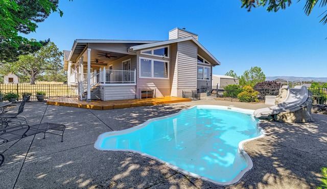 Private Mtn-View Pool! Rogue River Valley Escape
