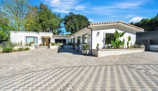 private resort excusive villa Tarzana south 6500sq with adu pool spa