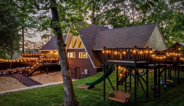 Private River Access A-Frame, Hot Tub, Fire Pit, Ping Pong, Fenced Yard, Playset in Mount Airy
