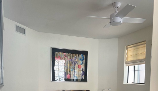 Private stylish room - 3 blocks from the beach.