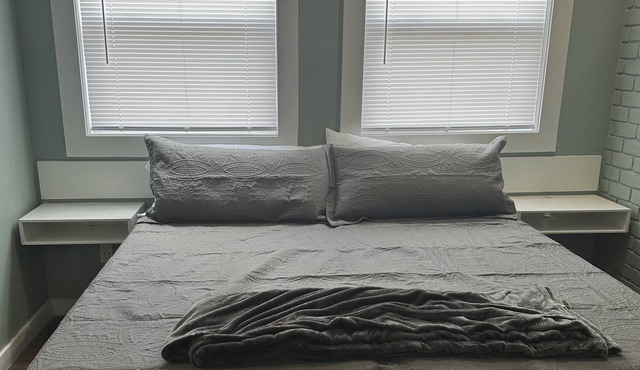 Quiet, Comfortable 1 Bedroom Efficiency with walk in shower, King Memory Foam. in Lexington