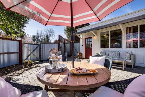 'Red Barn Guest Cottage' Wine Country Escape