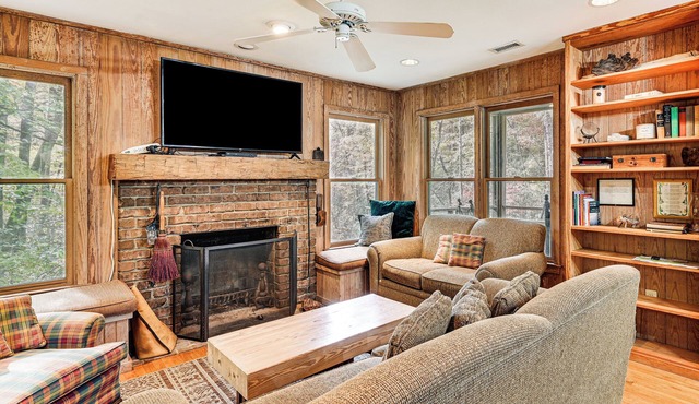 Relax Creekside: Forest-View Gem in Marietta!