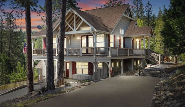 Relax & Refresh near Yosemite! Stunning Pine Mountain Lake Chalet