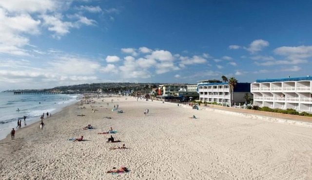 Relaxing Beach Vibe Near Pacific & Mission Beach! Onsite Parking and Pool!