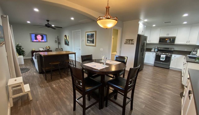 Relaxing, Romantic, and Fun! Private, Quiet, and Less than a mile to the Ocean!