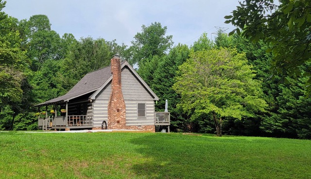 Remote, Modern, Cozy Cabin on 12 acres; Only 2.5 Miles from Traveler's Rest!