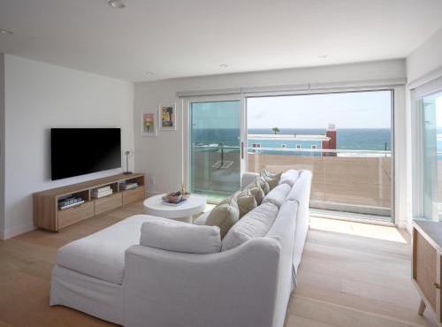 Renovated 2BR Steps from the Pacific with AC Parking