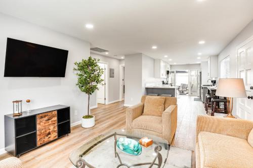 Rental w/Pool Access ~ 8 Mi to Disneyland