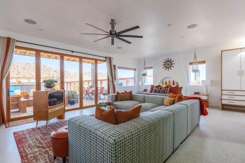 Retro Vibes, Pool, Spa & Game Room