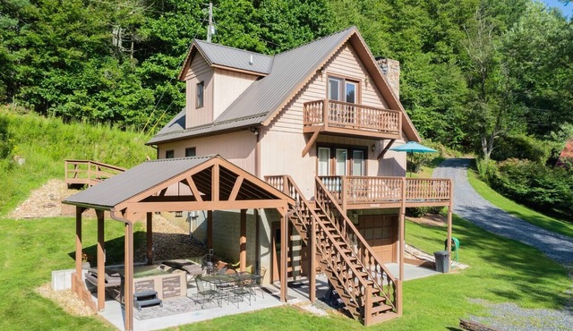 River Run-River Front 3 BR, Fire Pit, Sleeps 6, Wi-Fi, Pool Table, Hot Tub in Jefferson