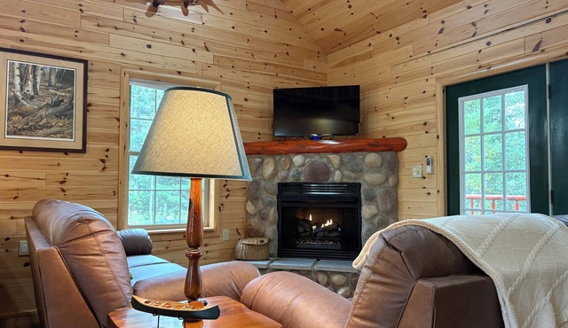 Riverfront Cabin : The Cozy Brown Trout Lodge in Luzerne
