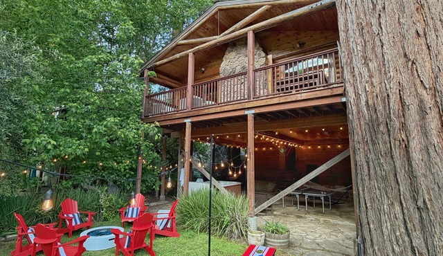 Riverfront luxury cabin, hot tub, private dock, redwoods, ping-pong, foosball