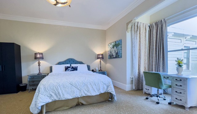 Romantic King Suite Courtyard View Near Monterey