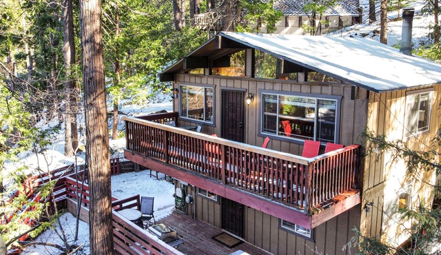 Romantic, Pet-Friendly Cabin. 5-min walk to Lake. 2 BBQ + 2 Decks + Fire Pit/EV