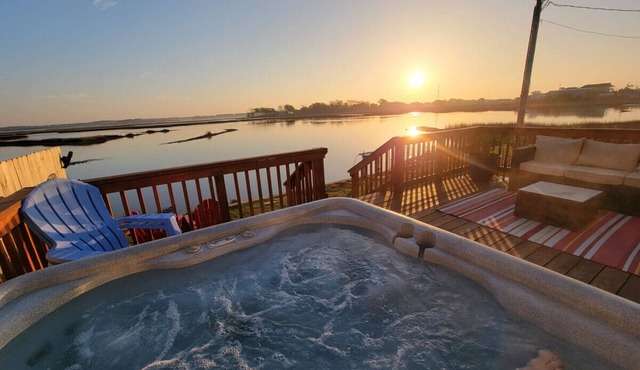 Romantic Waterfront home with hottub, kayak, jon boat and relaxation. in Cedar Point