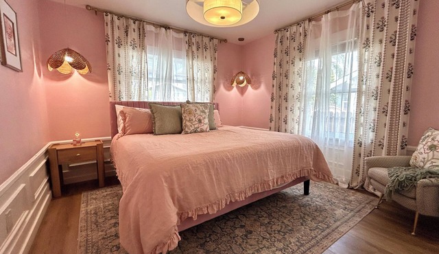 Rose Garden Tea Party Themed House in Historic Long Beach, 1 mile to sand!